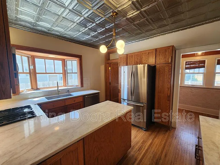 2300 Sewell St — Photo 6