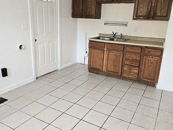 4th image of 4692 Curundu Ave
