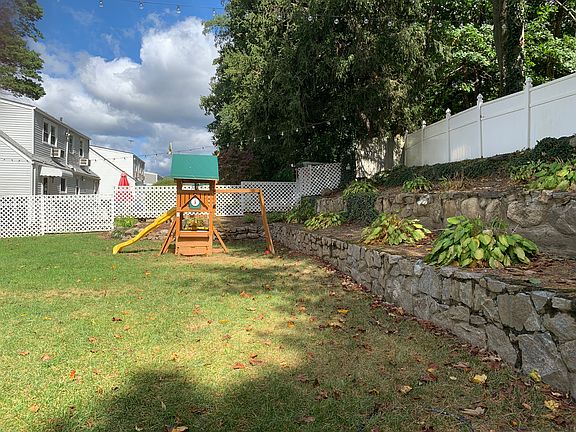 4th image of 10 Kensico Knoll Pl