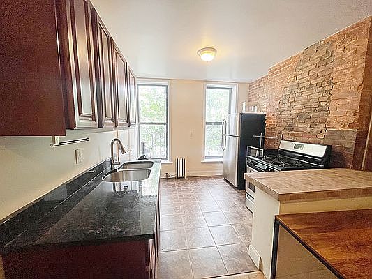 2nd image of 353 Linden St APT 2