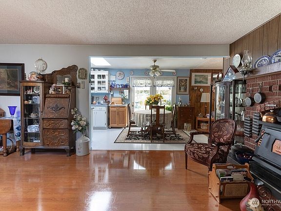 5th image of 371 Flora Place