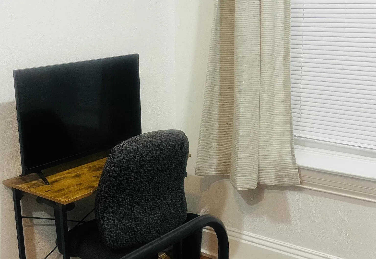 2 bed, 1.0 bath, 1950 sqft, $910 — Photo 3