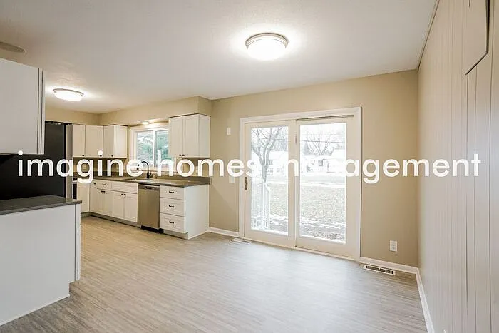3 bed, 1.5 bath, 1800 sqft, $2,595 — Photo 3