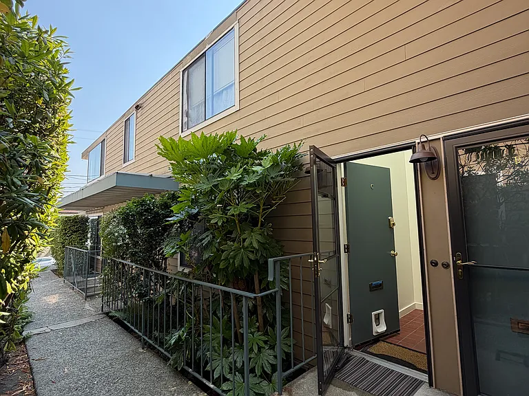 Entryway, nicely landscaped