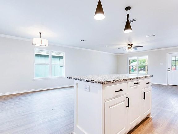 5th image of 1009 Claborne Ct