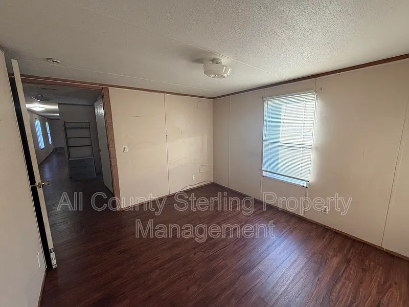 3 bed, 1.0 bath, 924 sqft, $1,095 — Photo 4