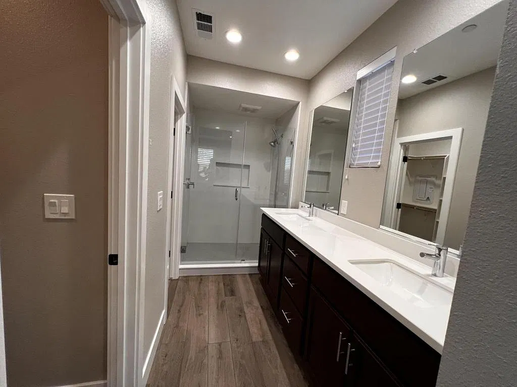 571 Murdoch Ct — Photo 3