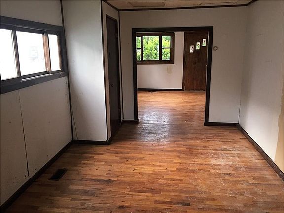 4th image of 706 Washington St