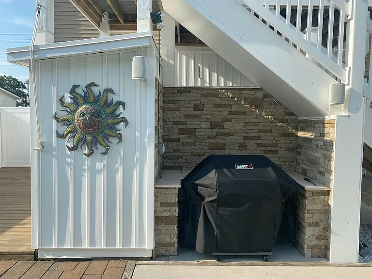 Gas grill (tenants must fill propane tank if empty)