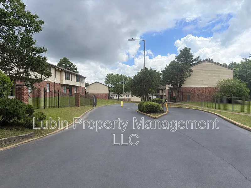 2 bed, 1.0 bath, 809 sqft, $729 — Photo 2