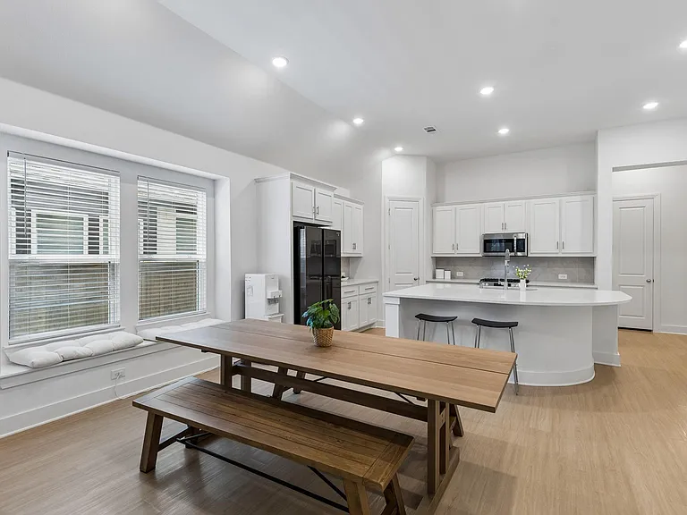 1613 Sandhill Ln — Photo 8