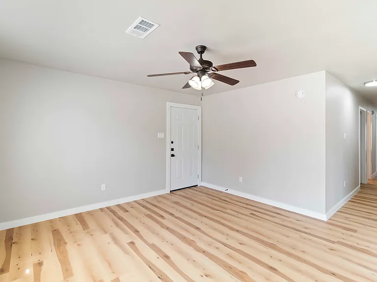 701 Balcones Dr #E — Photo 7