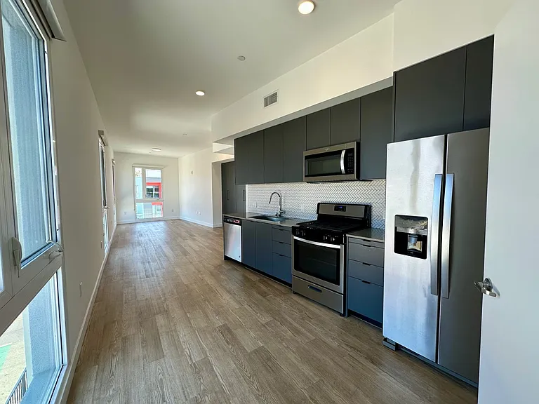 5300 W Adams Blvd #302 — Photo 1