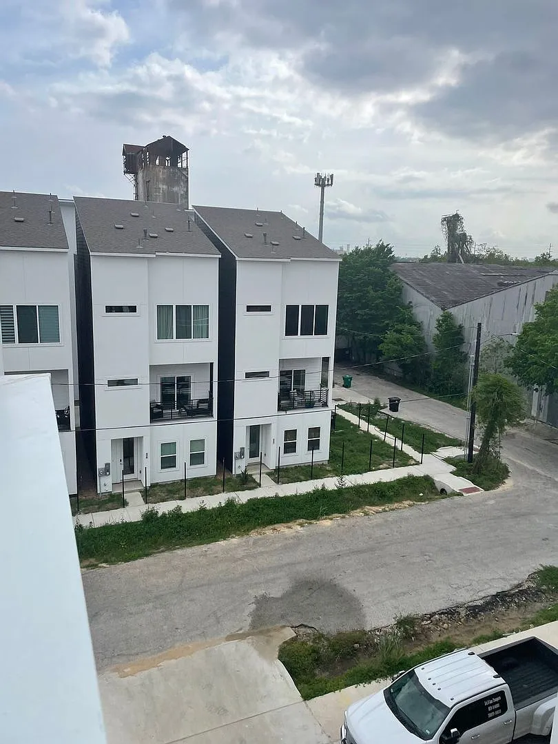 3 bed, 3.5 bath, 1999 sqft, $2,650 — Photo 3