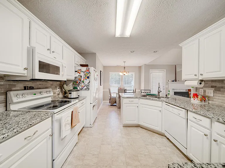 1013 Marshall St — Photo 8