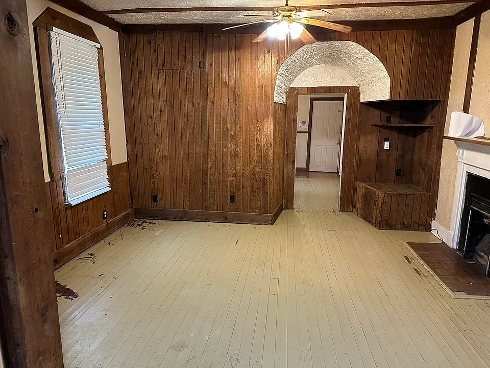 Kitchen loohing toward Middle room