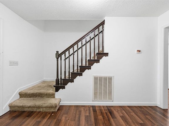 3rd image of 718 Old Porter Pike