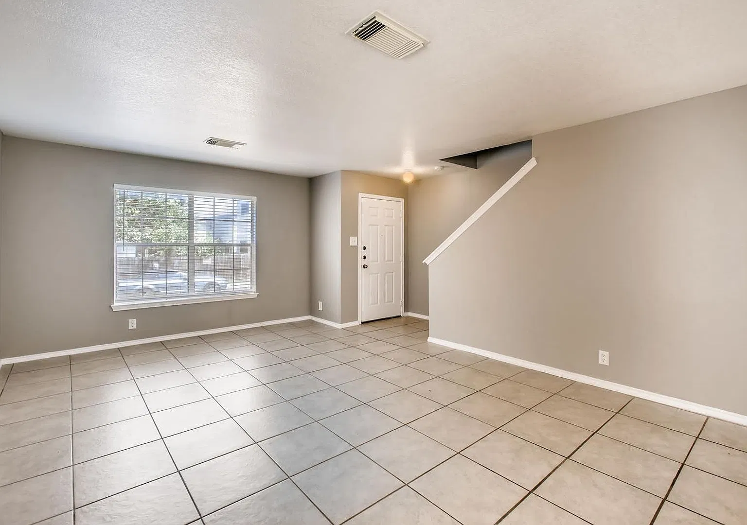 Beautiful 4-Bedroom Home Near Medical Center — Photo 4