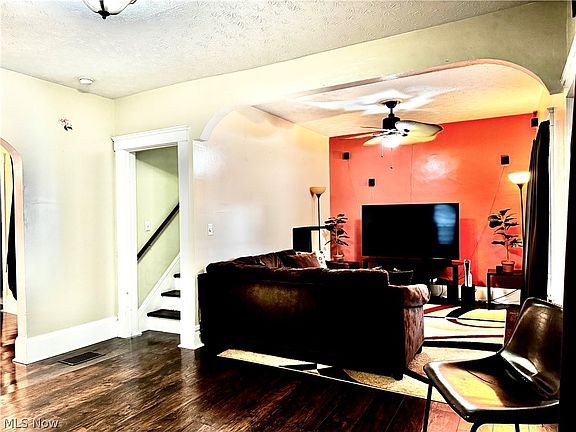 5th image of 3216 W 95th St