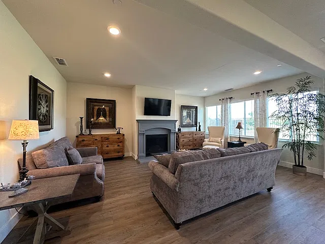 4 bed, 2371 sqft, $4,500 — Photo 2