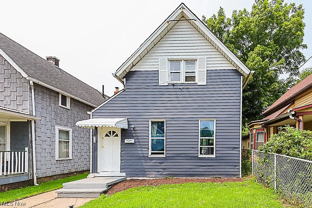 3122 W 70th St photo 1