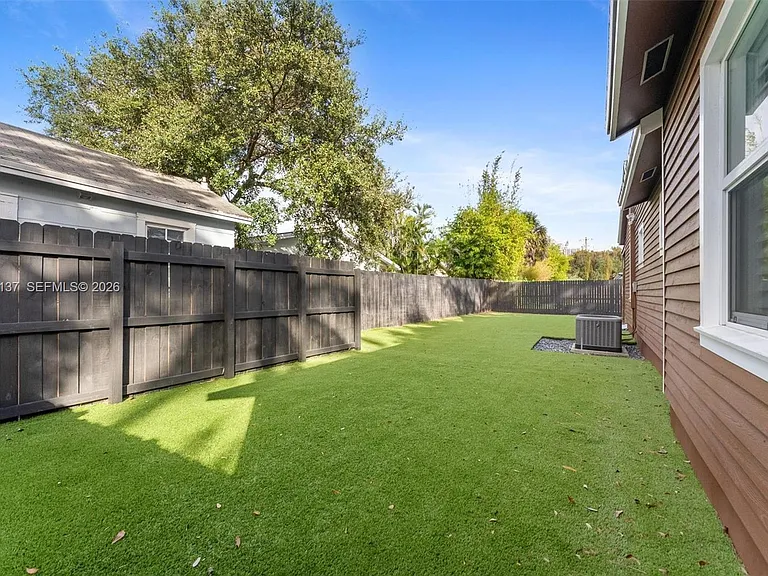 230 SW 12th Ave — Photo 17