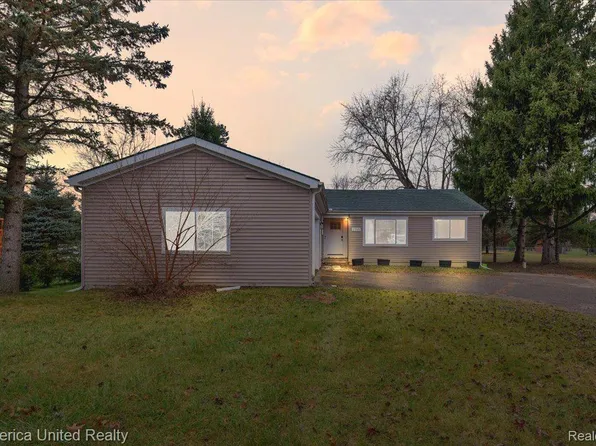 2365 Willow Ln, Highland, MI 48356