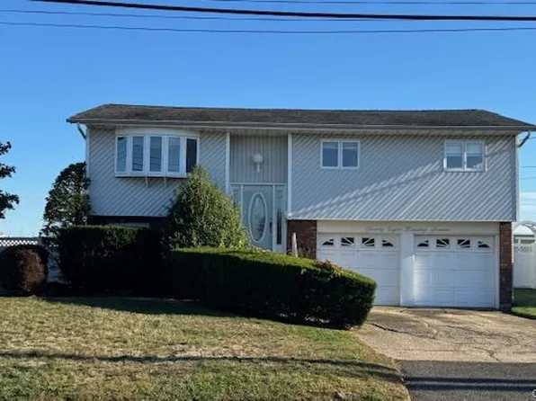 28 Harding Avenue, Lindenhurst, NY 11757