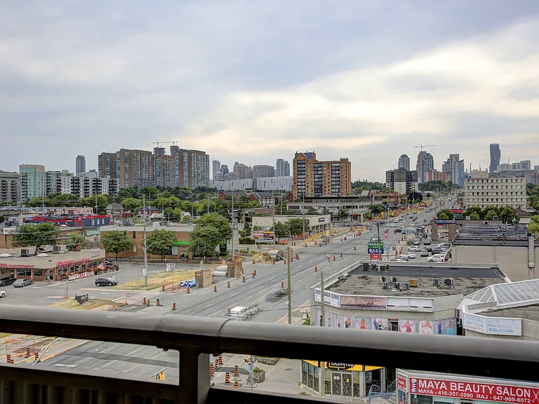 2503 Hurontario St — Photo 24