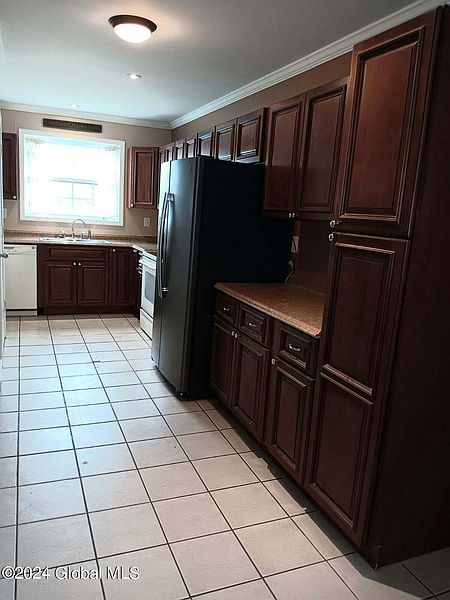 5th image of 207 Edward Street