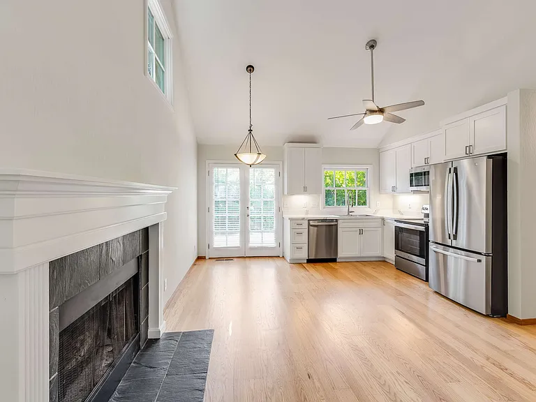 558 Beresford Ave — Photo 9