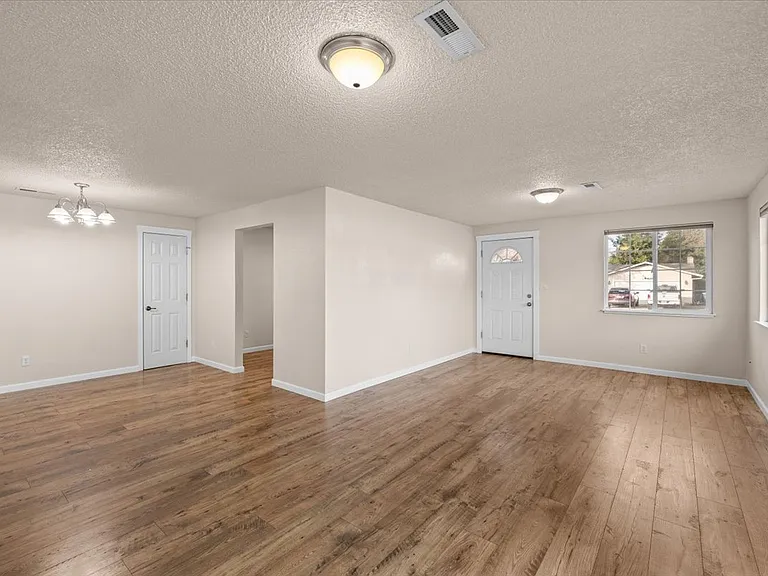 106 N Buchanan Ave — Photo 12