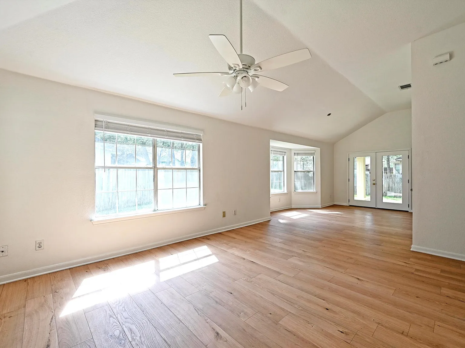3 bed, 1310 sqft, $1,750 — Photo 2