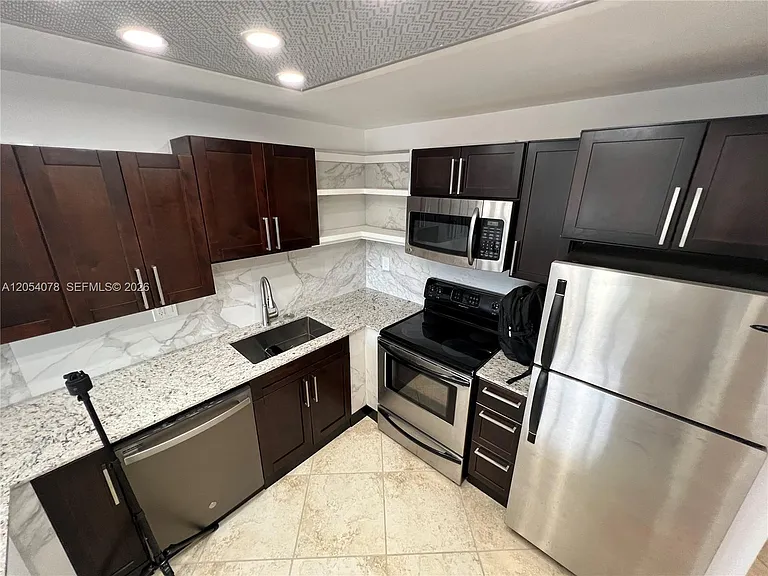 2741 Taft St #401 — Photo 6