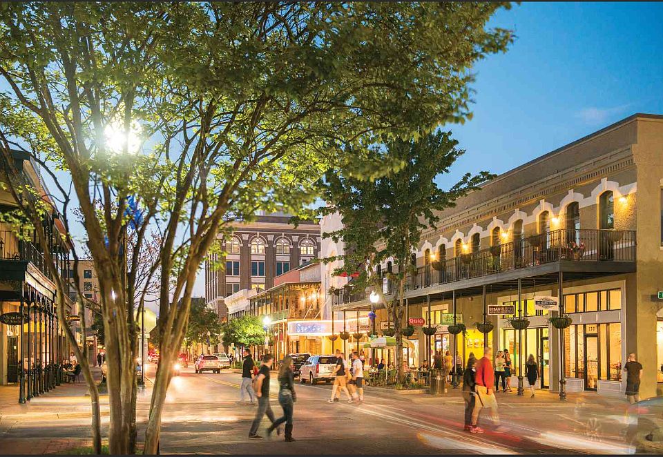 Your 2 bedroom, 2.5 bath intown home is located on a quiet residential street, yet a few blocks to the best of downtown Pensacola! Enjoy shops, restaurants, festivals, galleries, coffee shops, parks, YMCA gym/pool & family center & more.