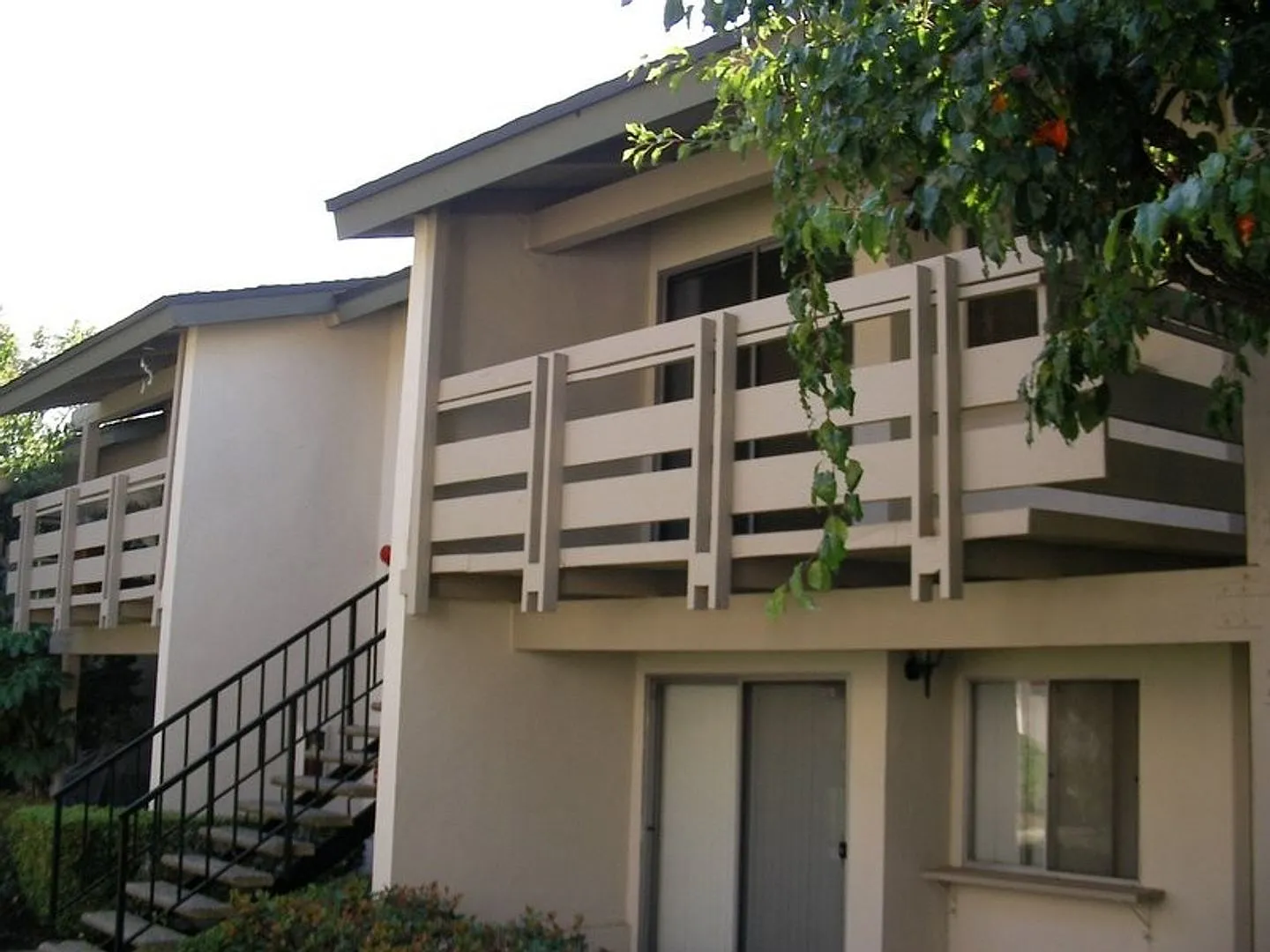 LARGE 1 bedroom condo - Available 09/10/26! — Photo 2