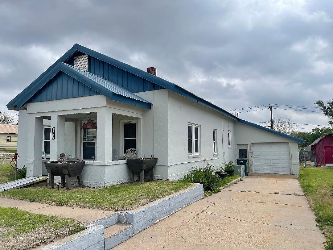 724 Main St, Jetmore, KS 67854 Zillow