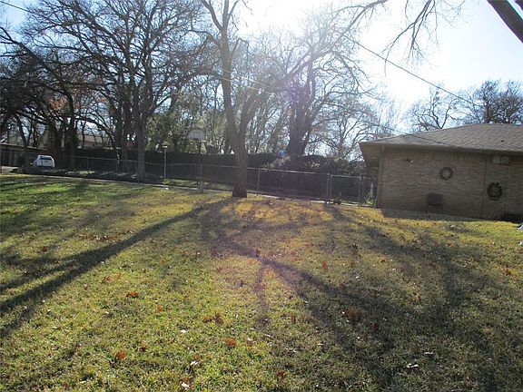 5th image of 807 Hampshire Dr