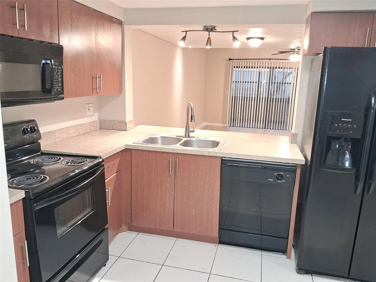 3 bed, 2.5 bath, 1656 sqft, $2,600 — Photo 4