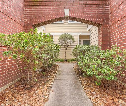 3rd image of 79 N Avonlea Cir