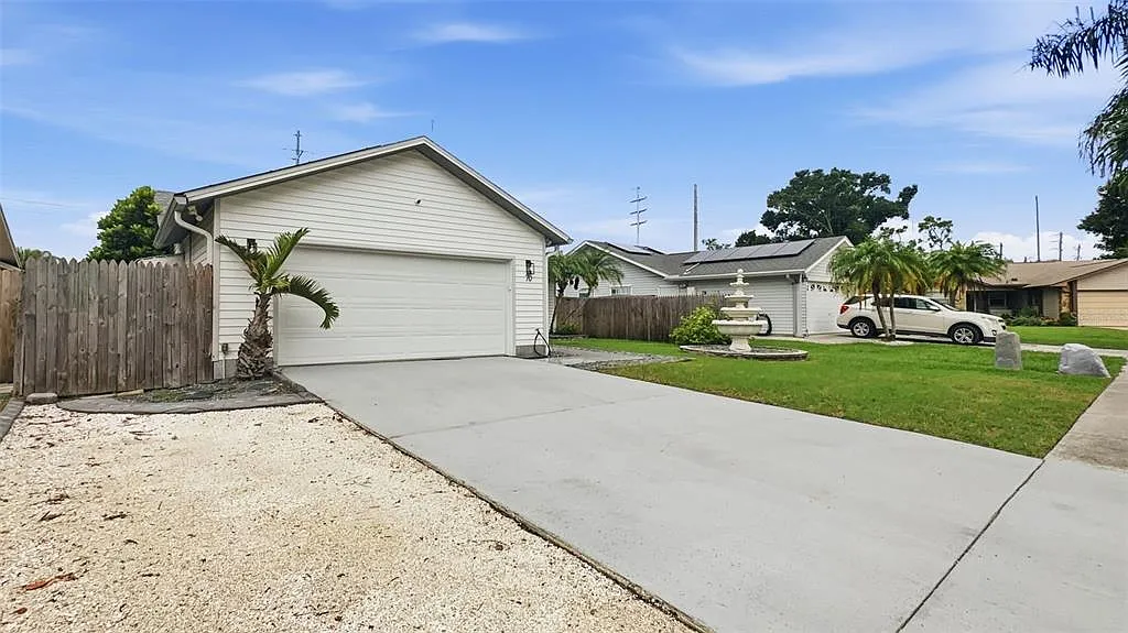 3 bed, 2.0 bath, 1375 sqft, $3,250 — Photo 2