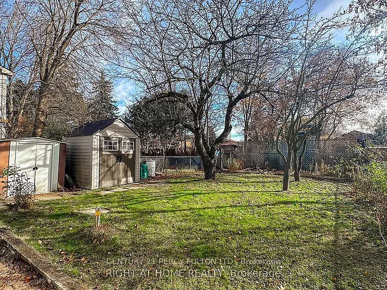 57 Lillooet Cres #UPPER — Photo 2