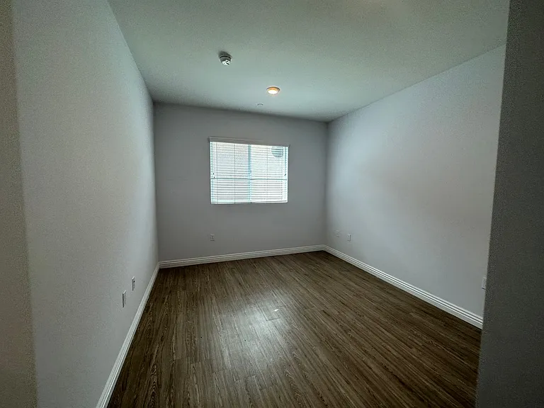 Burnet Apartments — Photo 22