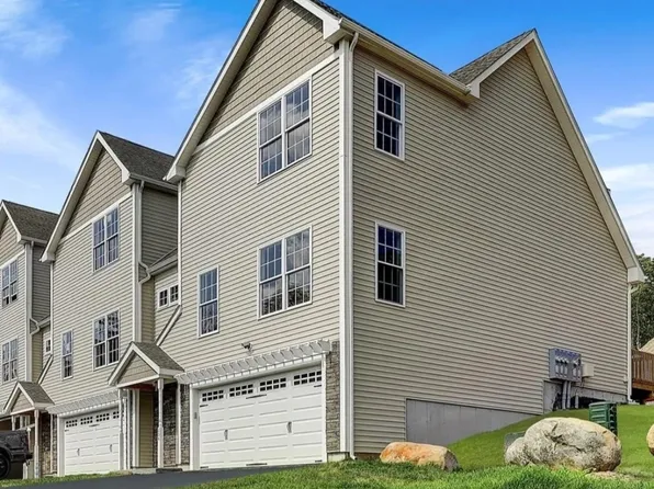 304 Hunting Hill Dr, Cumberland, RI 02864