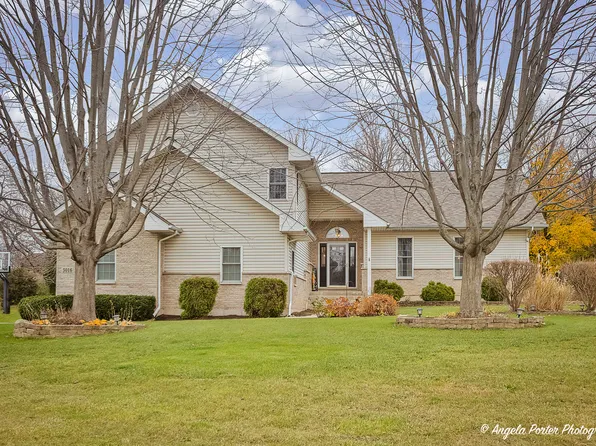 3016 Raccoon Cv, Island Lake, IL 60042