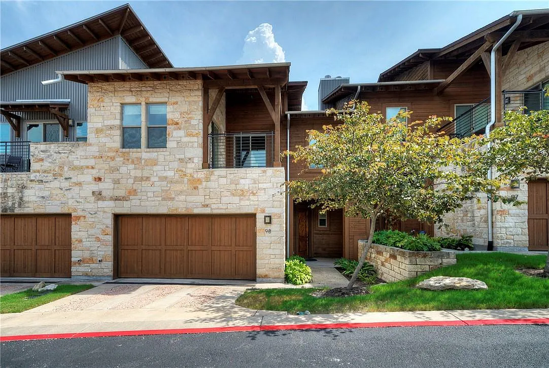 3 bed, 2.5 bath, 2133 sqft, $3,900 — Photo 1