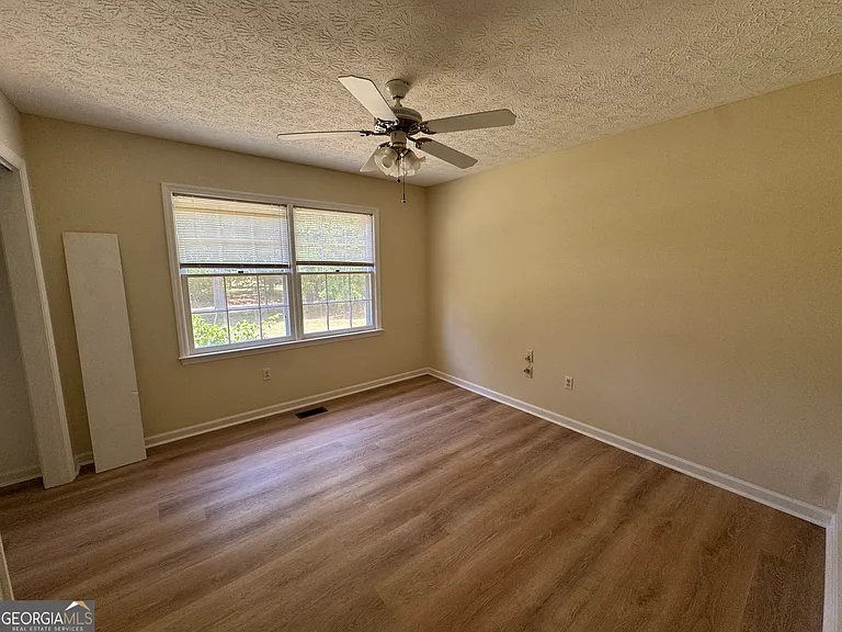 1041 Limmerick Dr — Photo 23