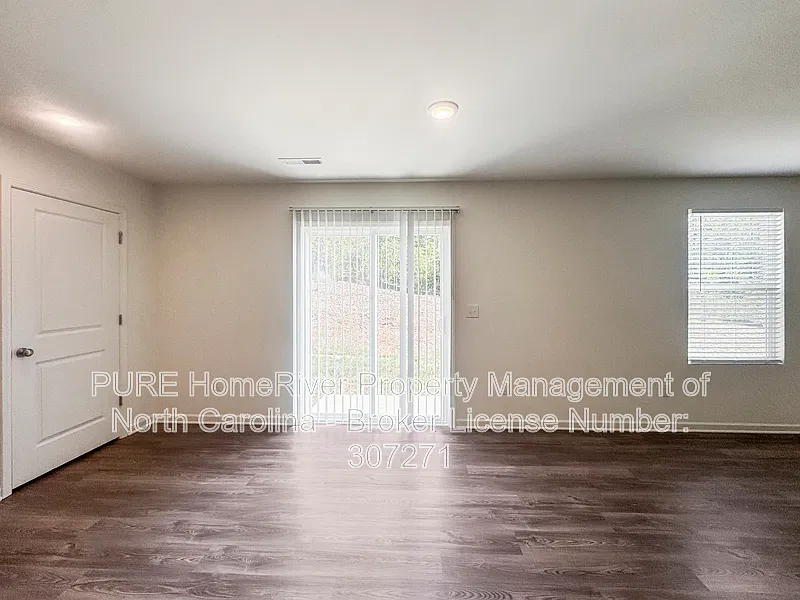4 bed, 2.5 bath, 2376 sqft, $2,175 — Photo 3