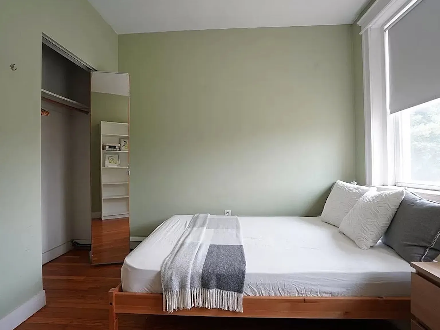 3 bed, 749 sqft, $900 — Photo 1