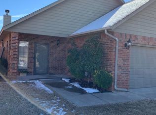 1104 Golden Leaf Dr, Moore, OK 73160